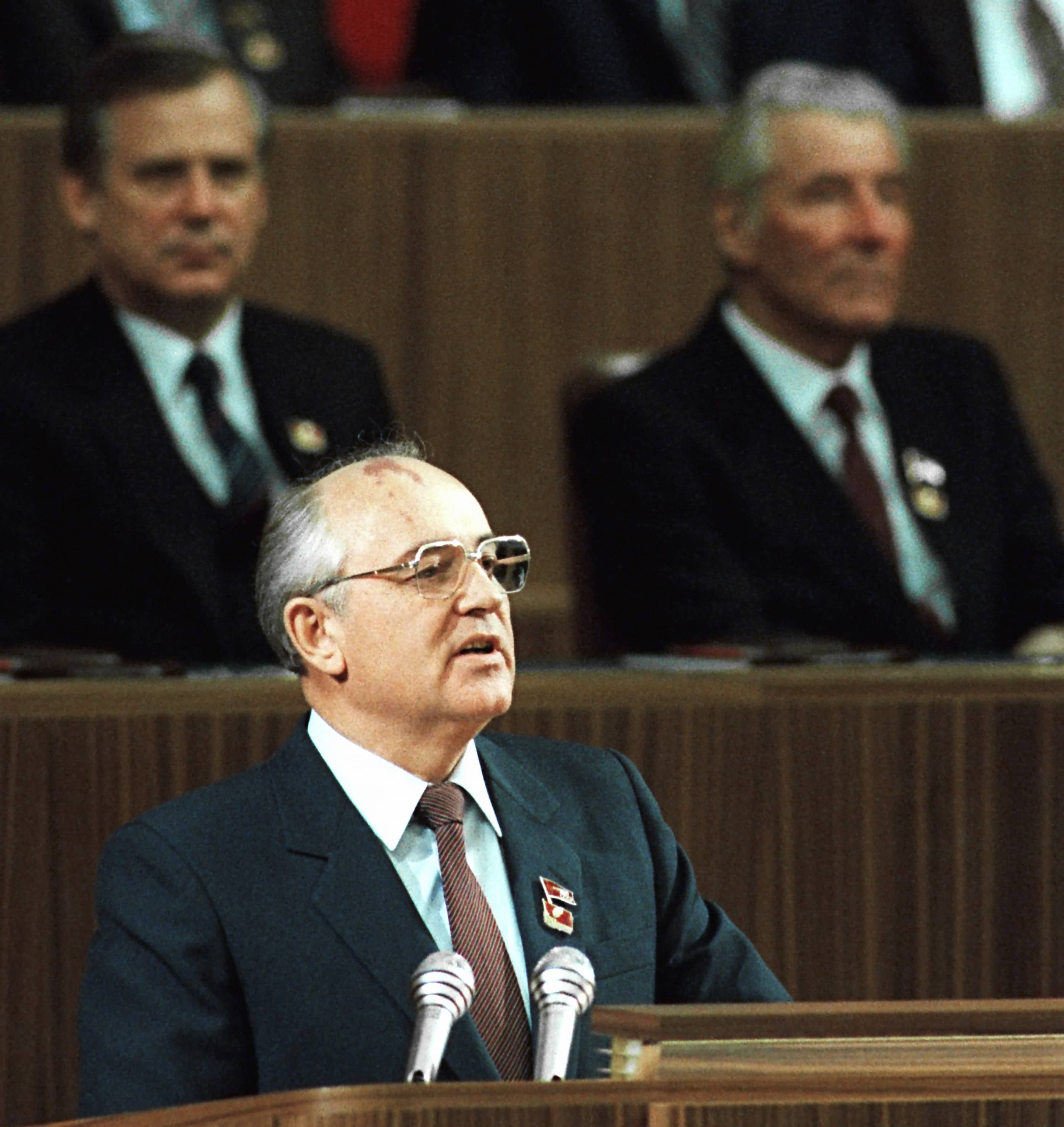 Горбачев цк кпсс. Михаил Горбачев 1991. Михаил Горбачев 1990. Михаил Горбачев 1985. Михаил Горбачев 1989.